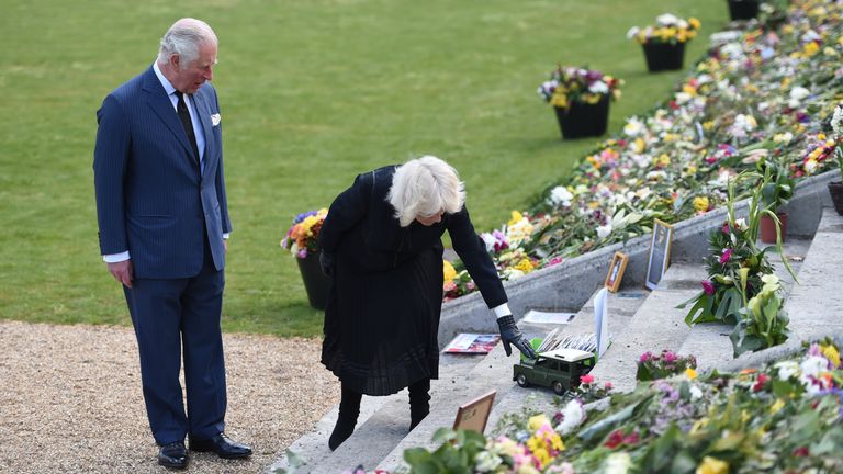 SOUS EMBARGO JUSQU'À 1100 JEUDI 15 AVRIL Le prince de Galles et la duchesse de Cornouailles visitent les jardins de Marlborough House, Londres, pour voir les fleurs et les messages laissés par des membres du public devant le palais de Buckingham après la mort du duc d'Édimbourg le 10 avril Date de la photo: jeudi 15 avril 2021.