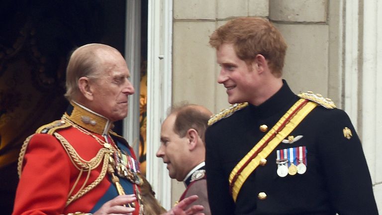 Le prince Philip, le duc d'Édimbourg, le prince Harry, Catherine, la duchesse de Cambridge et le prince William, duc de Cambridge se tiennent sur le balcon du palais de Buckingham après la cérémonie de Trooping the Colour à Londres le 14 juin 2014.