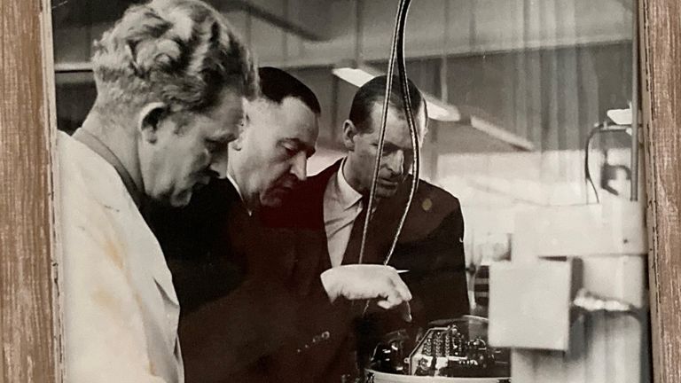 برنارد هیولت شاهزاده فیلیپ را در حوالی صنایع اسمیت در چلتنهام در دهه 1960 نشان می دهد عکس: ساندرا استنلی