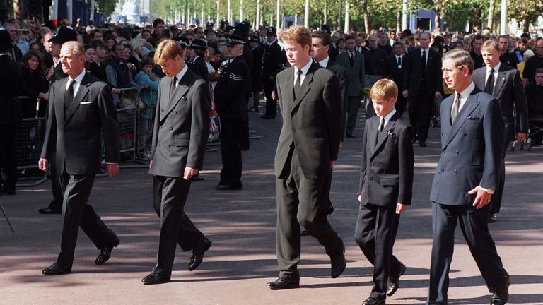(L-R) The Duke of Edinburgh, Prince William, Earl Spencer, Prince Harry and the Prince of Wales at Princess Diana&#39;s funeral in September 1997
