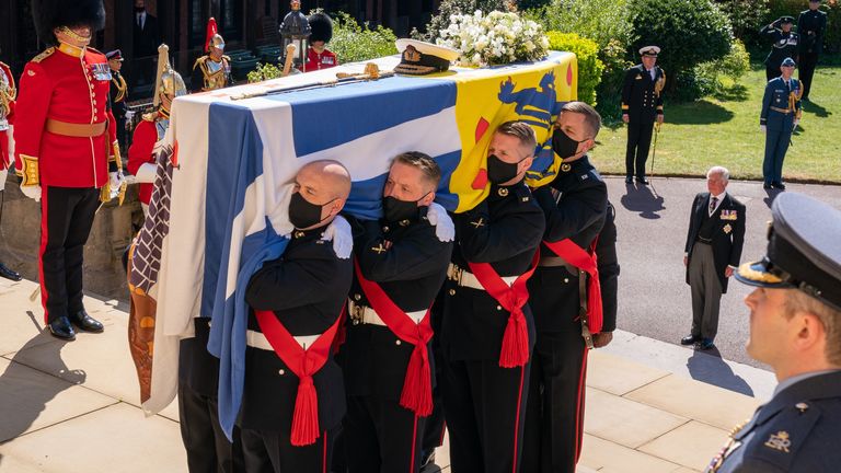 Le cercueil du duc a été porté par les Royal Marines sur les marches de la chapelle St George