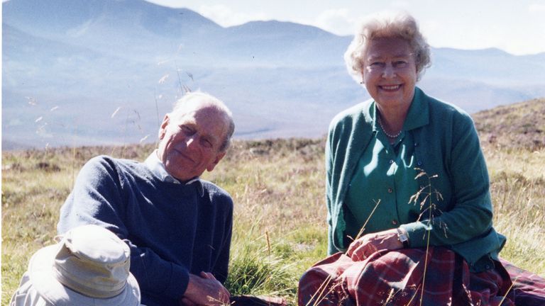 ملکه عکسی از خود و همسرش در حال استراحت در کوههای اسکاتلند در سال 2003 منتشر کرده است. عکس: کنتسای وسکس