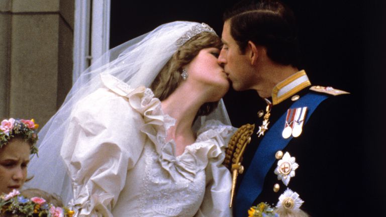 San Pablo '  Foto de archivo de los recién casados ​​Príncipe y Princesa de Gales con fecha 29/07/81 en el balcón del Palacio de Buckingham después de la ceremonia de la boda en la catedral.  Princesa Diana de Gales, el famoso vestido de novia irá al espectáculo en el Palacio de Kensington por primera vez en 25 años.  Fecha de lanzamiento: lunes 26 de abril de 2021.