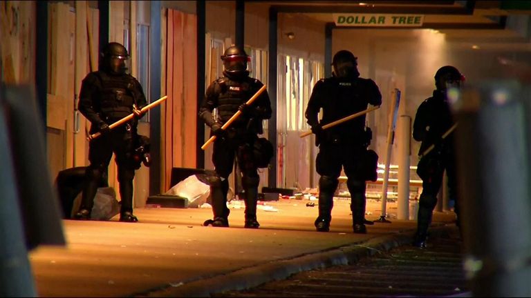 پلیس برای دومین شب با معترضین در حومه مینیاپولیس درگیر شد که در آنجا یک افسر پلیس یک مرد سیاه پوست را به ضرب گلوله کشت
