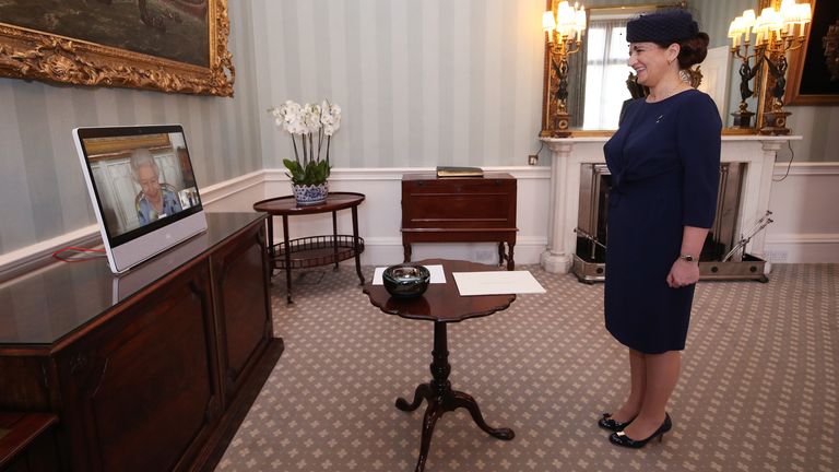 ملکه الیزابت دوم هنگام تماشاگران مجازی برای دریافت جناب عالی ایویتا برمیستره ، سفیر لتونی ، در کاخ باکینگهام ، لندن ، از طریق قلعه ویندزور ، جایی که در آن اقامت دارد ، روی صفحه ای ظاهر می شود.  تاریخ تصویر: سه شنبه 27 آوریل 2021.