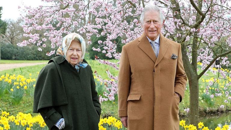 La reine et le prince Charles profitent d'une promenade dans le jardin de Frogmore House à Windsor