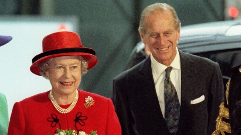 La reine et le prince Philip arrivent pour le déjeuner pour marquer leur anniversaire de mariage en or en 1997