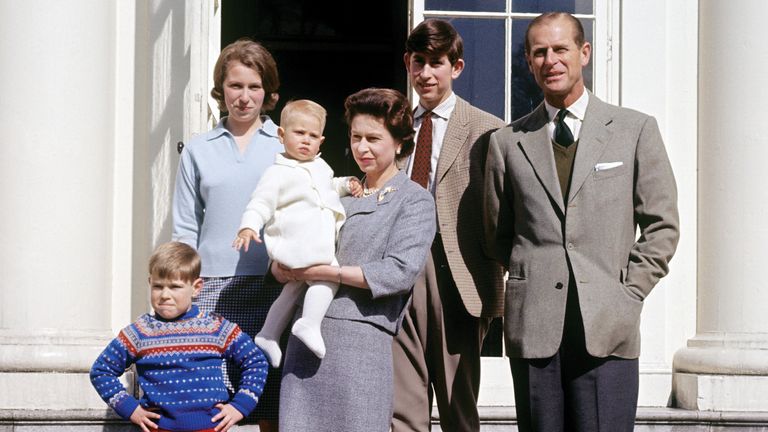 Mbretëresha, Princi Philip dhe katër fëmijët e tyre në Windsor në prill 1965