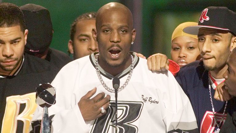 Le rappeur DMX (C) offre une prière après avoir remporté le prix de l'artiste R&B Albums de l'année lors du spectacle Billboard Music Awards au MGM Grand Hotel de Las Vegas le 8 décembre