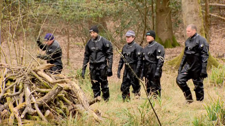 Des agents de recherche spécialisés continuent de fouiller la forêt d'Epping