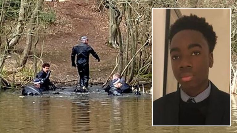 غواصان متخصص در جستجوی دانش آموز گمشده Richard Okorogheye کمک می کنند.  عکسها: پلیس ملاقات کرد