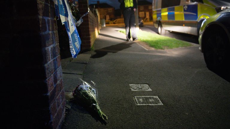 Des fleurs ont été laissées sur les lieux à Rowley Regis, dans les West Midlands, où une femme de 80 ans est décédée après avoir été attaquée par deux chiens en fuite.  Date de la photo: vendredi 2 avril 2021.