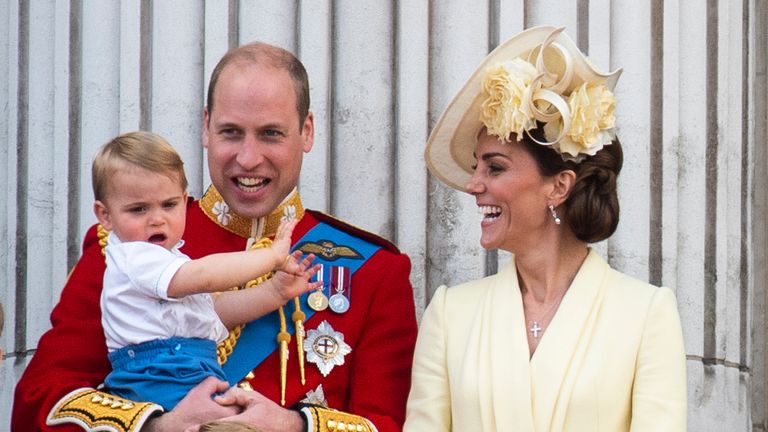 Louis est photographié en bas âge dans les bras de son père sur le balcon du palais de Buckingham en 2019