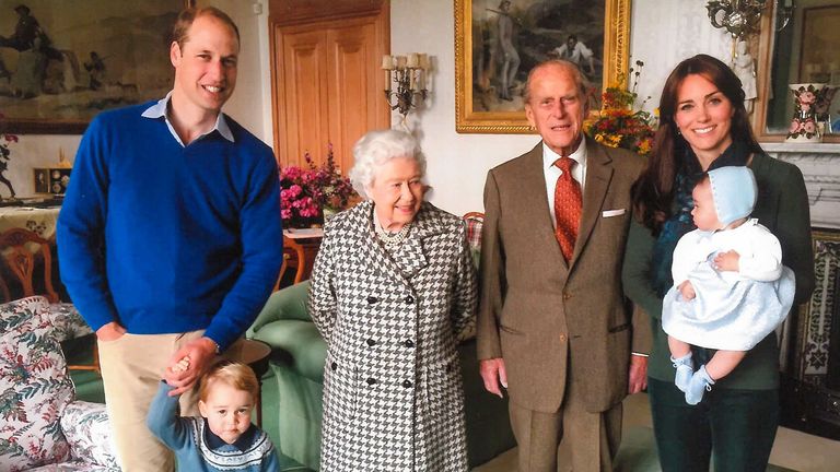 Aujourd'hui, nous partageons avec les membres de la famille royale des photos du duc d'Édimbourg, se souvenant de lui comme un père, un grand-père et un arrière-grand-père.  Cette photo a été prise à Balmoral en 2015.