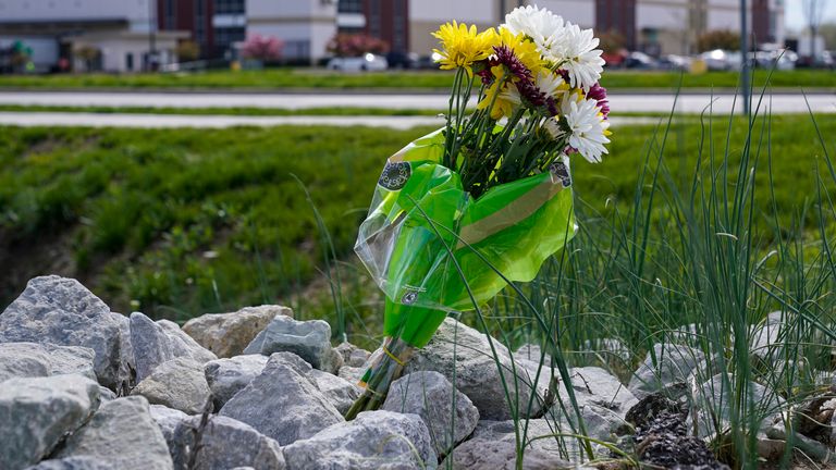 Un seul bouquet de fleurs se trouve dans les rochers en face de l'installation FedEx à Indianapolis.  Pic: AP