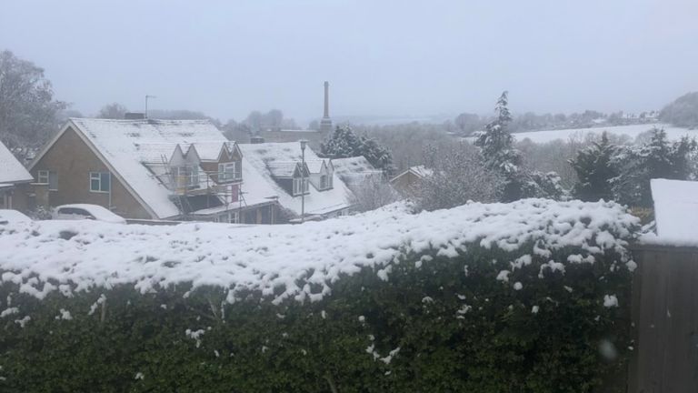 Neige vu dans le nord de l'Oxfordshire le jour de la réouverture des jardins de pub