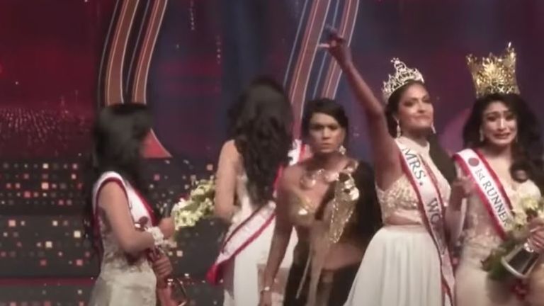 Original Mrs Sri Lanka 2021 winner Pushpika de Silva (second left) walks off stage after being disqualified over an accusation of being divorced at a beauty pageant for married women in Colombo. Pic: Colombo Gazette/YouTube