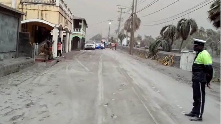 الطرق في الجزيرة مغطاة بالرماد