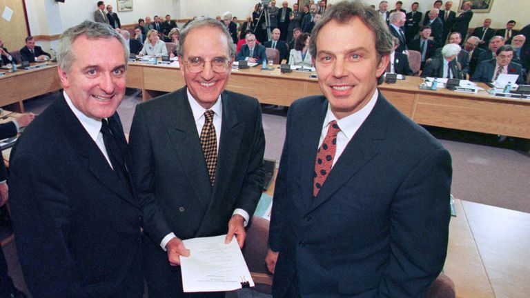 Le Premier ministre Tony Blair (R) Le sénateur américain George Mitchell (C) et le Premier ministre irlandais Bertie Ahern après la signature de l'Accord du Vendredi Saint en 1998