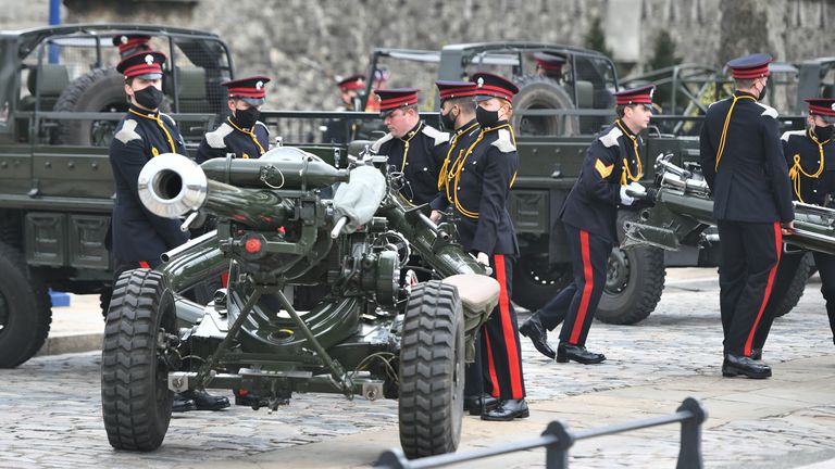 Des membres de l'Honorable Artillery Company se préparent à tirer un coup de canon de 41 coups à la Tour de Londres