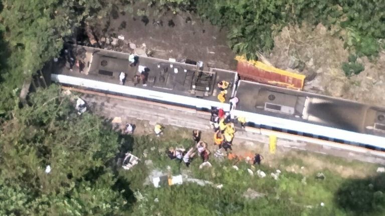 Des images aériennes montraient des secouristes aidant les passagers à sortir du train déraillé