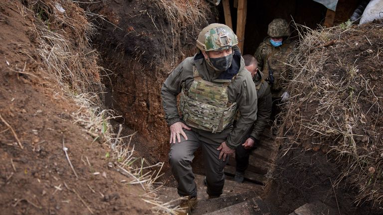 Le président ukrainien Volodymyr Zelenskyy visite la région de Donetsk, frappée par la guerre, dans l'est de l'Ukraine, le jeudi 8 avril 2021. Le président ukrainien se rend dans la zone de conflit dans l'est de son pays au milieu d'une escalade des tensions qui a augmenté craintes d'une reprise des hostilités à grande échelle.  (Bureau de presse présidentiel ukrainien via AP)