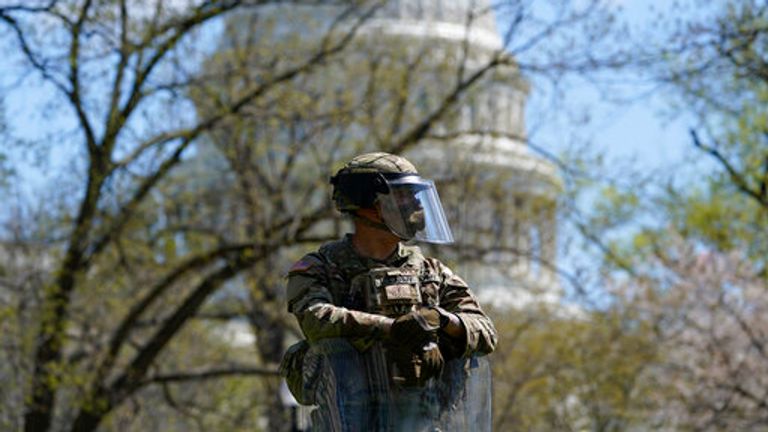 Un soldat monte la garde près de la scène.  Photo: AP