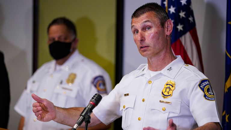 Le chef adjoint Craig McCartt du Département de la police métropolitaine d'Indianapolis prend la parole lors d'une conférence de presse.  Pic: AP