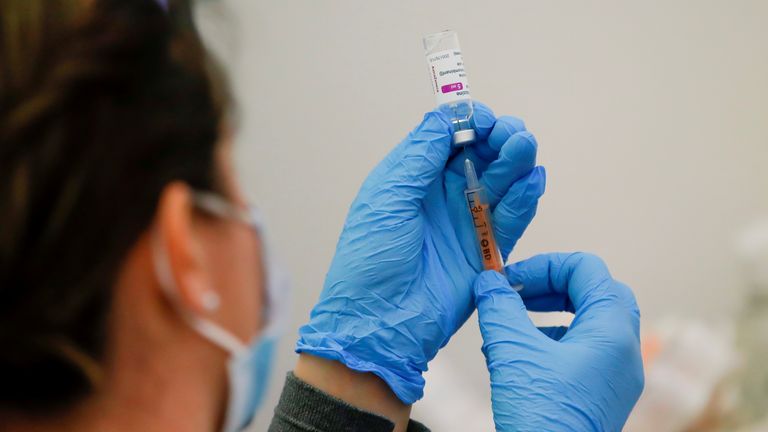 Une dose du vaccin AstraZeneca est préparée dans un centre de vaccination à l'hippodrome de Newmarket