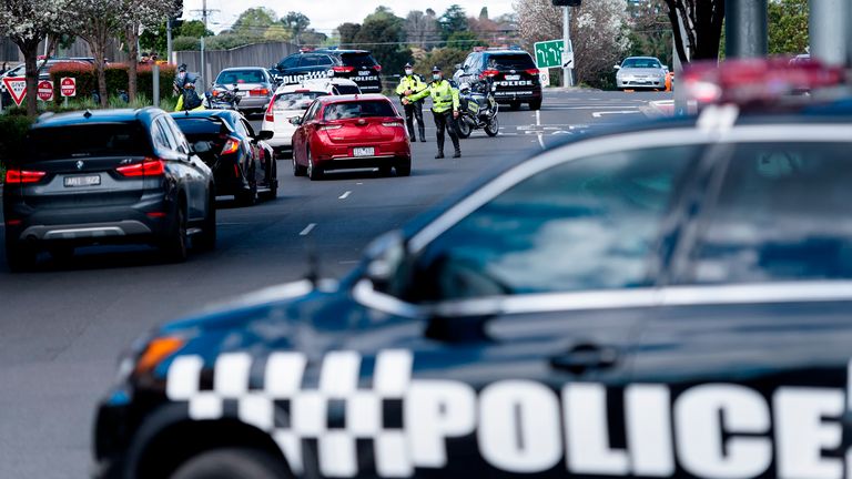 MELBOURNE, VIC - 20 SEPTEMBRE: Des agents de police de Victoria détournent le trafic du parking alors qu'ils installent des barrages routiers lors de la manifestation pour la liberté le 20 septembre 2020 à Melbourne, en Australie.  Des manifestations pour la liberté ont lieu à Melbourne tous les samedis et dimanches en réponse aux restrictions du gouvernement COVID-19 et à la suppression continue des libertés malgré le déclin de nouveaux cas.  Victoria a enregistré 14 nouveaux cas pendant la nuit ainsi que 5 décès.  (Photo par Speed ​​Media / Icon Sportswire)