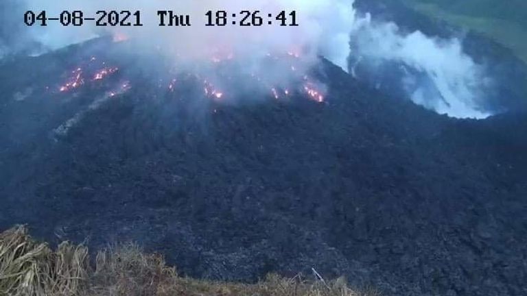 La fumée monte du volcan La Soufrière à Saint-Vincent-et-les Grenadines.  Pic: Centre de recherche sismique UWI