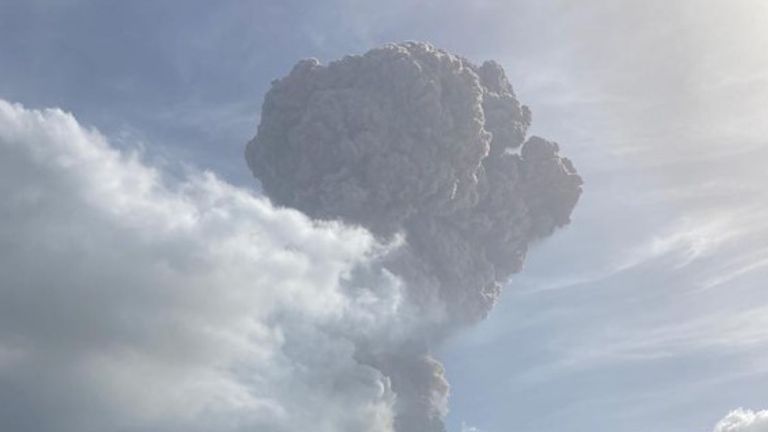 L'énorme nuage de cendres après l'éruption du volcan La Soufrière sur St Vincent dans les Caraïbes.  Pic: Recherche sismique UWI 