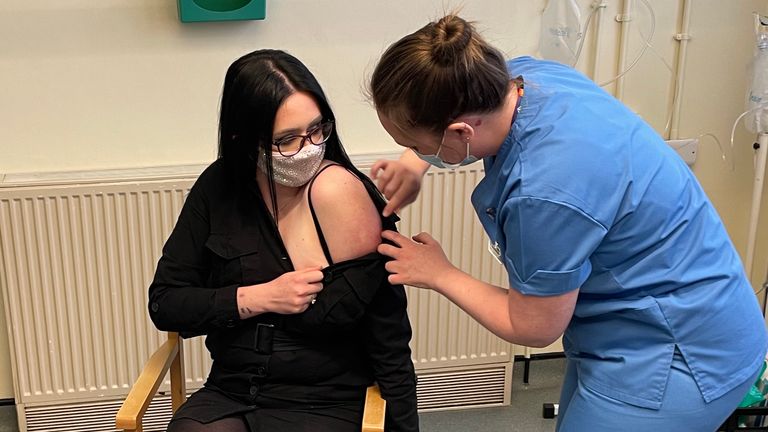 Elle Taylor, 24 ans, devient la première Britannique à recevoir un vaccin Moderna