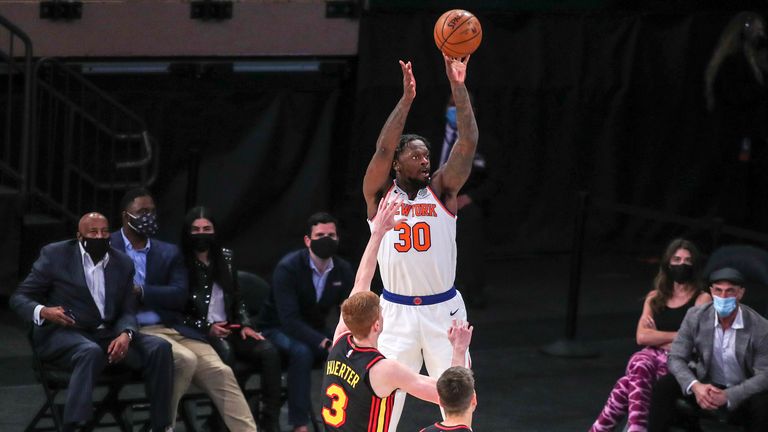 Randle stars as Knicks win eight straight