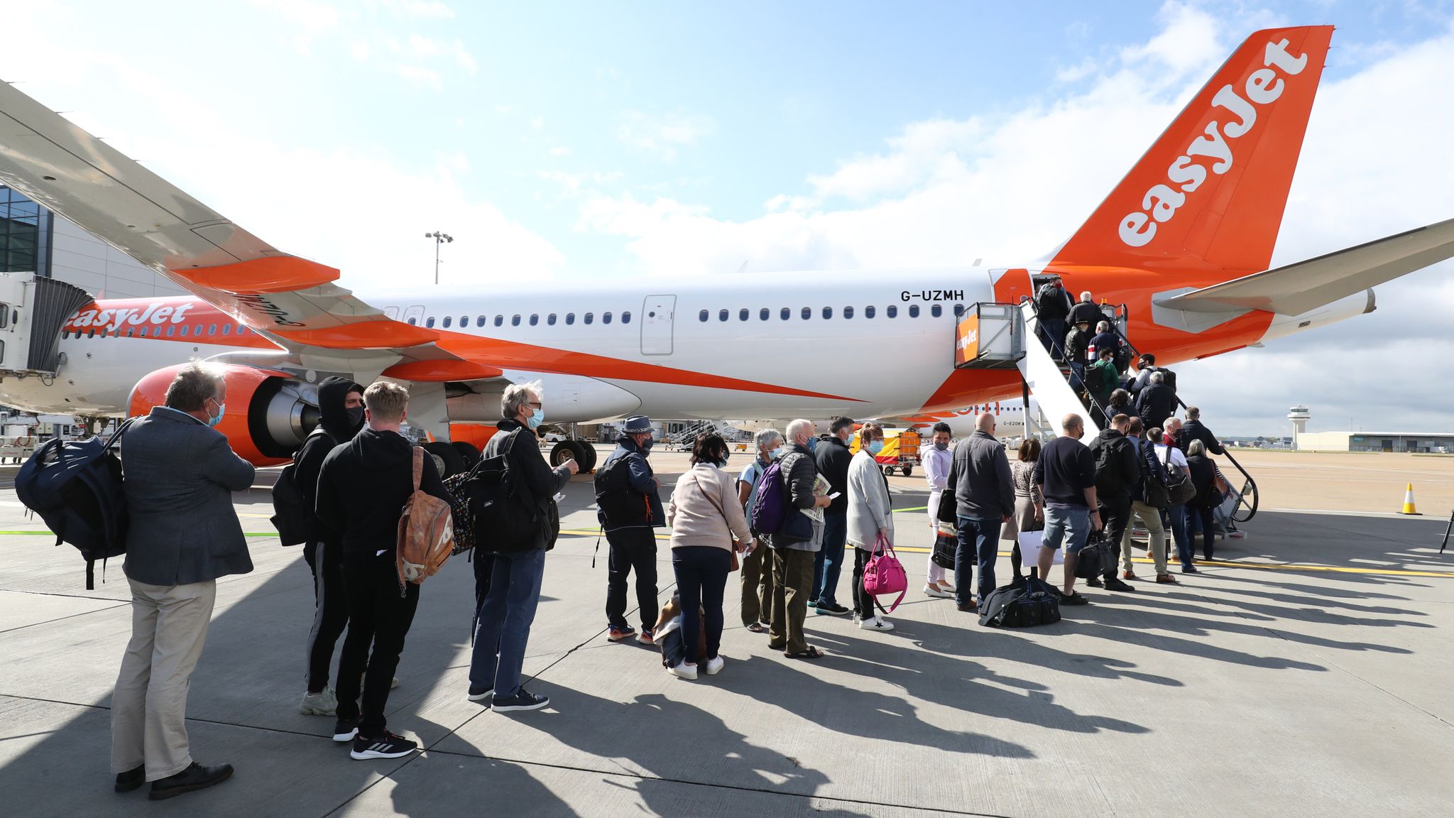 Flight 200. Аэропорт Манчестер. Аэропорт внутри эскалатор. EASYJET Airport. Эскалатор в аэропорту HD.