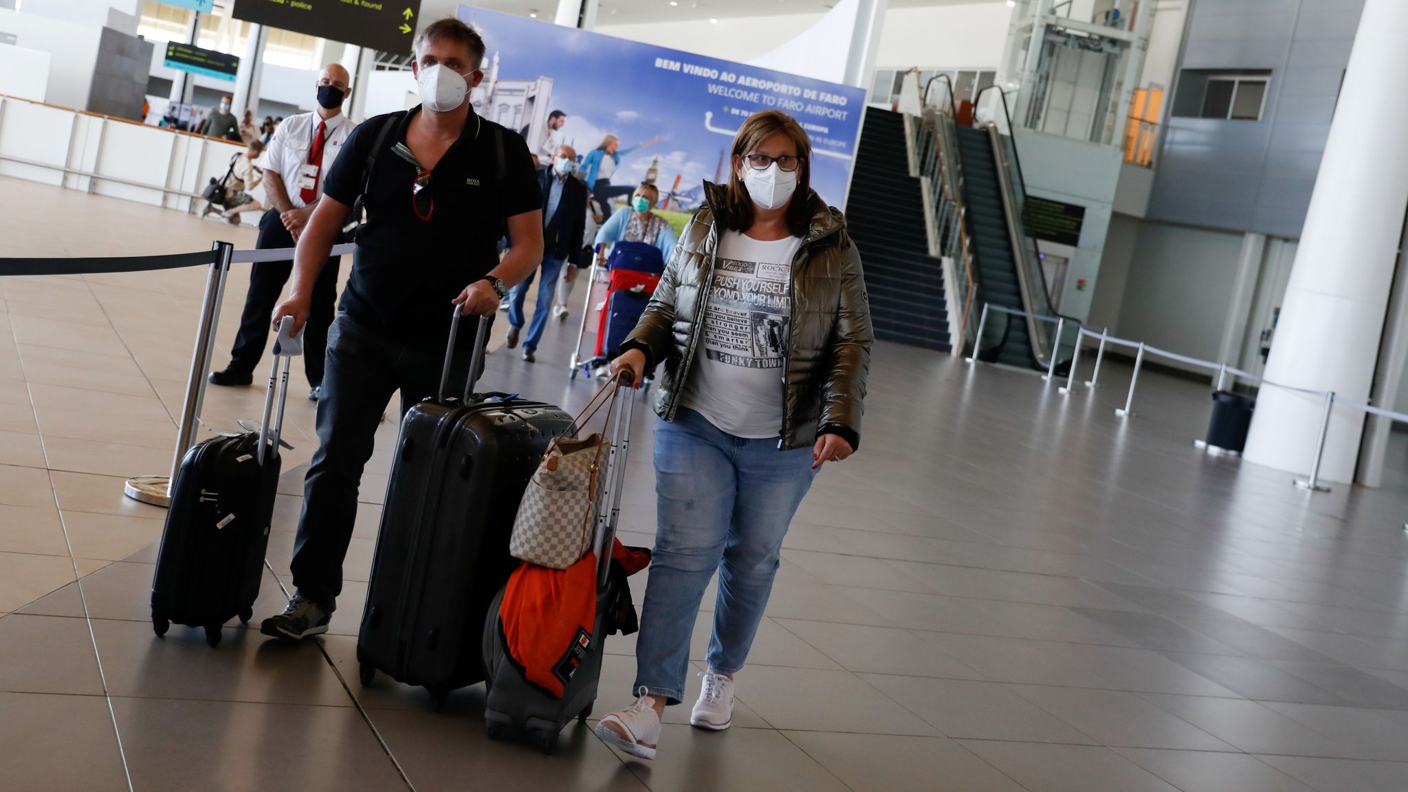 People arrive. уехать из страны. тачира венесуэла. передвижение иностранных граждан. туристы в аэропорту.