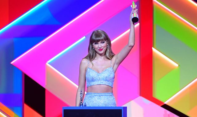 Brit Awards 2021 highlights: Dua Lipa's NHS pay rise call, a Taylor Swift surprise, and live music returns - Vimarsana News
