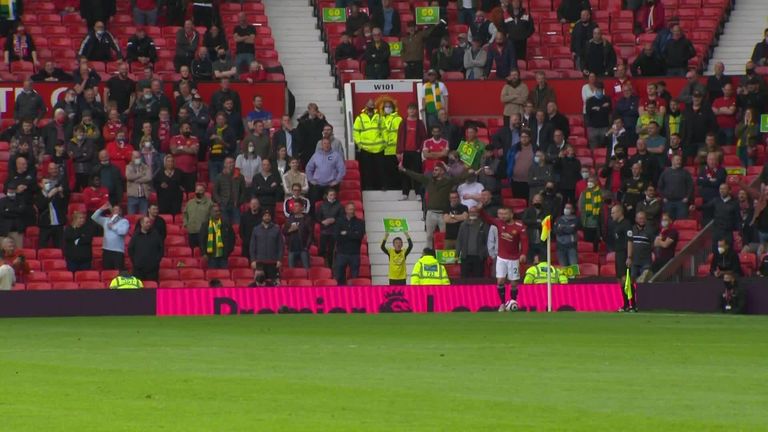 Shaw catches scarf from crowd