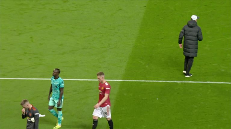 Mane refuses to shake Klopp's hand