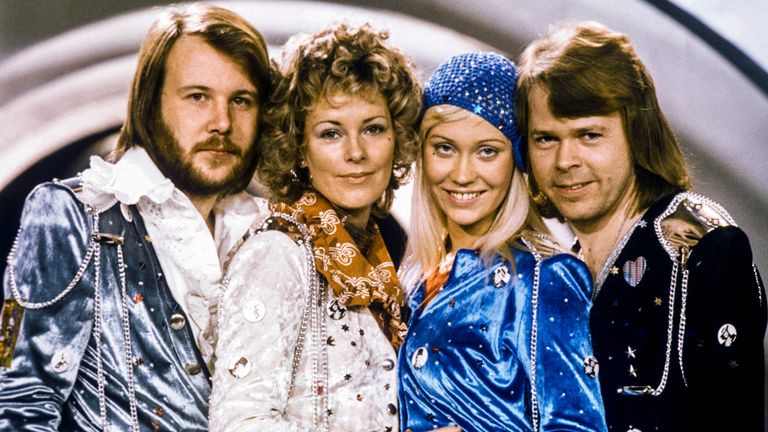 ABBA (LR): بنی آندرسون ، آنی فرید لینگستاد ، آگنتا فالتسکوگ و بیورن اولوائوس پس از پیروزی در شعبه سوئد در مسابقه آواز یوروویژن با واترلو ژست گرفتند.  عکس: AP