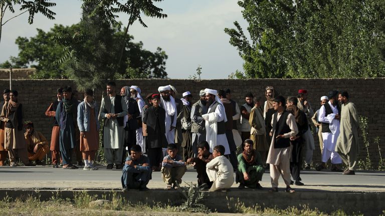 Les gens se rassemblent sur les lieux de l'explosion dans le district de Shakar Dara Pic: AP 