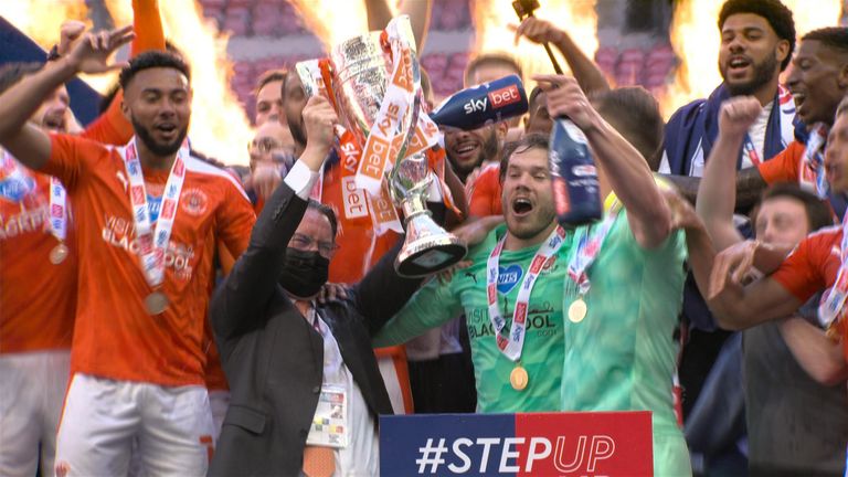 Blackpool sealed a return to the Championship after beating Lincoln City in the League One play-off final at Wembley.