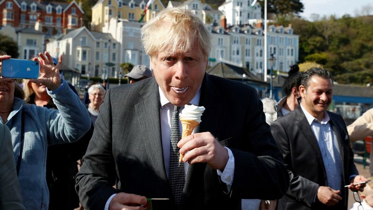 بوریس جانسون هنگام مبارزات انتخاباتی در Llandudno در ولز از یک بستنی لذت می برد