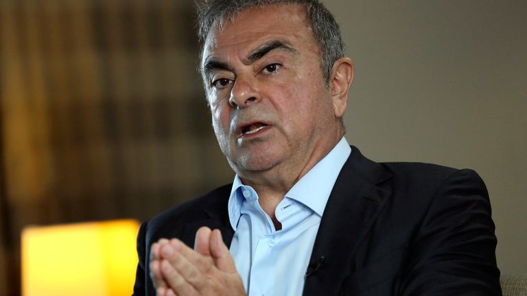 L'ancien dirigeant de Nissan, Carlos Ghosn, s'exprime lors d'une interview avec l'Associated Press, à Dbayeh, au nord de Beyrouth, au Liban, le mardi 25 mai 2021. (AP Photo/Hussein Malla)..