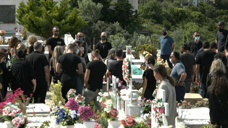 Des dizaines de personnes en deuil aux funérailles d'Alonissos