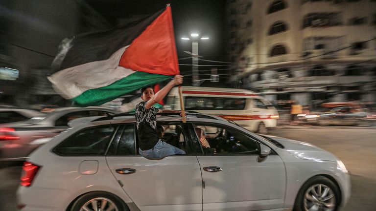 Les Palestiniens descendent dans la rue pour célébrer un accord de cessez-le-feu entre le gouvernement israélien et le mouvement islamiste palestinien Hamas.  Pic: AP