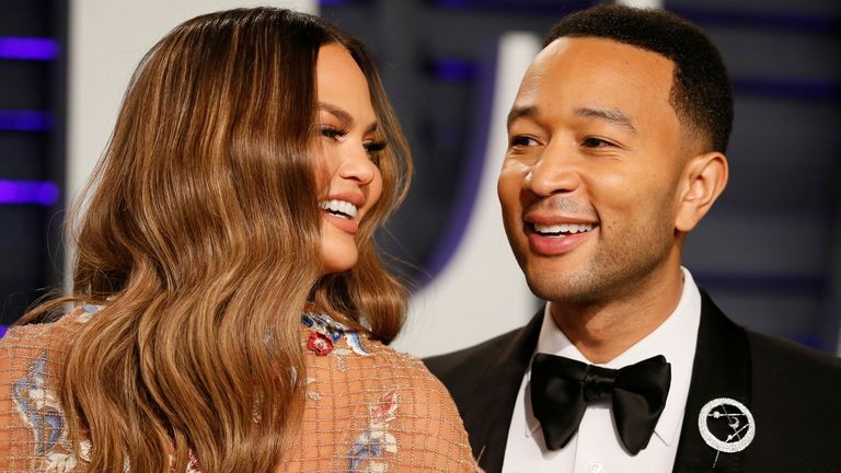 John Legend y Chrissy Teigen en los Oscar de Vanity Fair en 2019