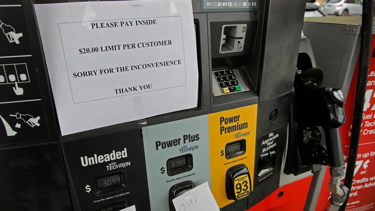 پمپ بنزین دیگری در آتلانتا برای هر مشتری 20 دلار محدودیت تعیین کرده است.  عکس AP