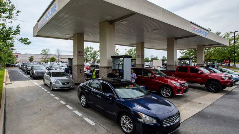 Se les pide a las personas que no utilicen bolsas de plástico para repostar gasolina, sino que solo utilicen contenedores aprobados.  Pic AP