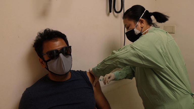 Ein Mann wird in einem indischen Impfzentrum geimpft